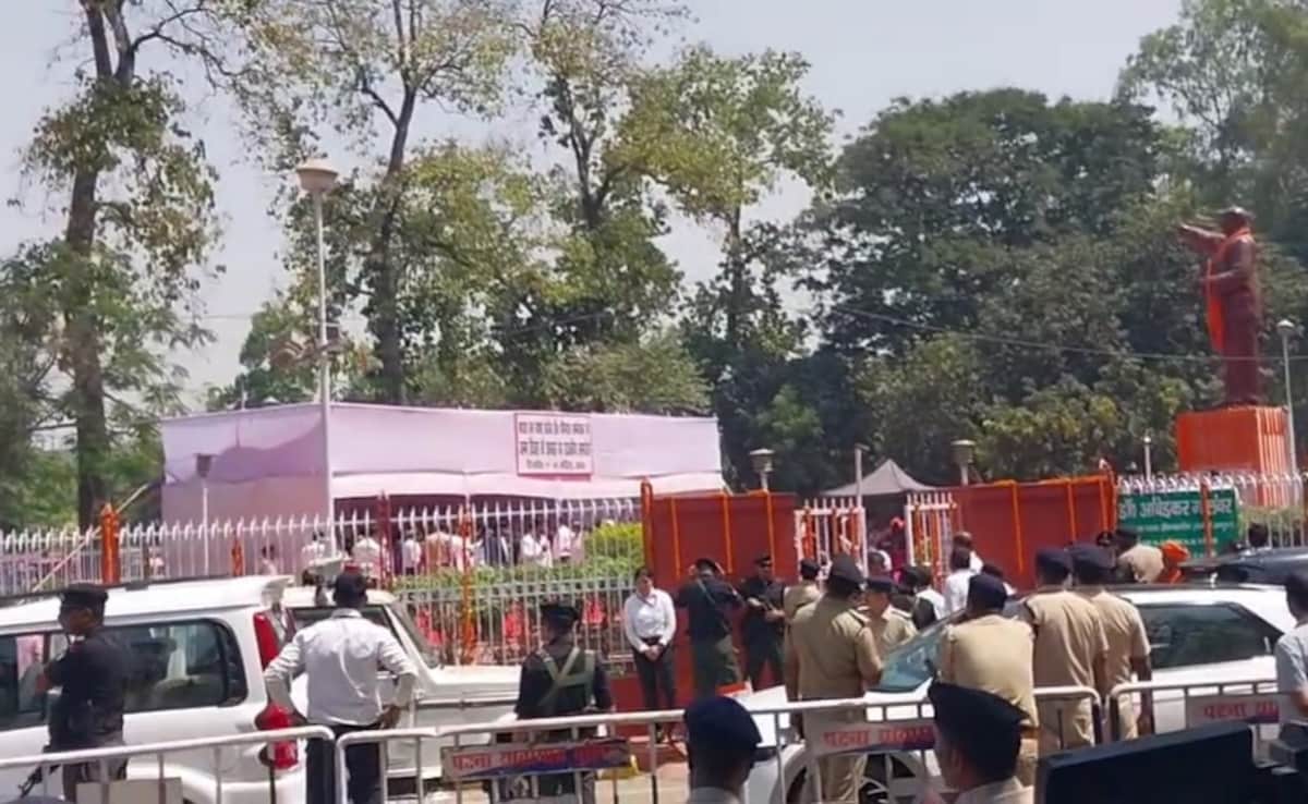 CM नीतीश के कार्यक्रम में मधुमक्खियों का हमला, इधर-उधर भागने लगे लोग, देखें VIDEO