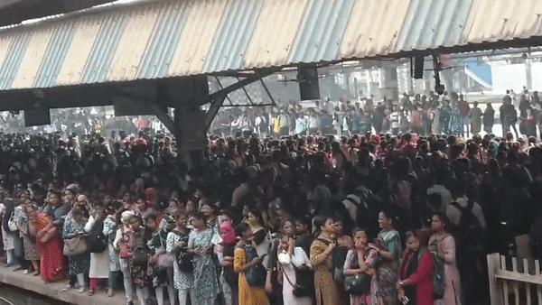 डोम्बिवली स्टेशन के पास पटरी से कल उतरी थी ट्रेन, आज स्&zwj;टेशन पर नजर आ रही भारी भीड़, जानें वजह