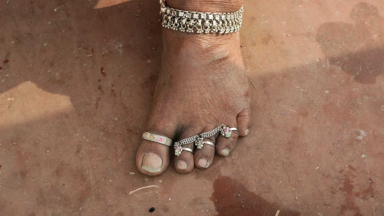 Stylish silver toe rings to complete your ethnic outfits