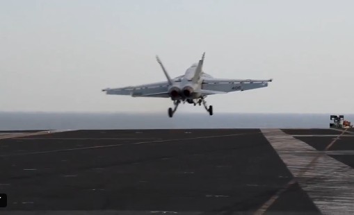 ट्रंप की धमकी के बाद एक्शन में अमेरिकी फाइटर जेट, USS अब्राहम लिंकन से भरी उड़ान, VIDEO
