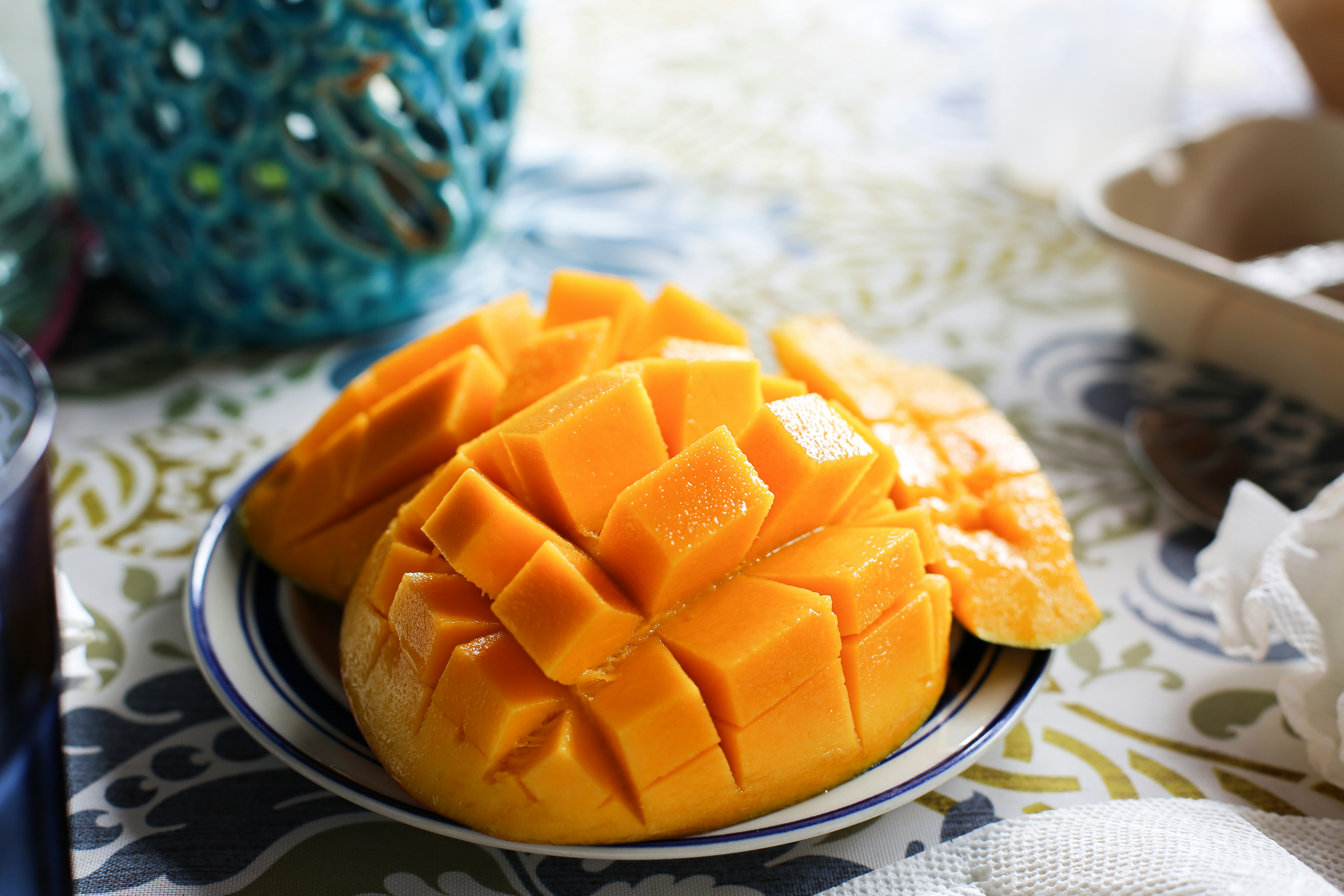 The Right Way To Eat Mangoes To Avoid Falling Sick
