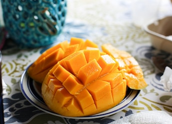 The Right Way To Eat Mangoes To Avoid Falling Sick