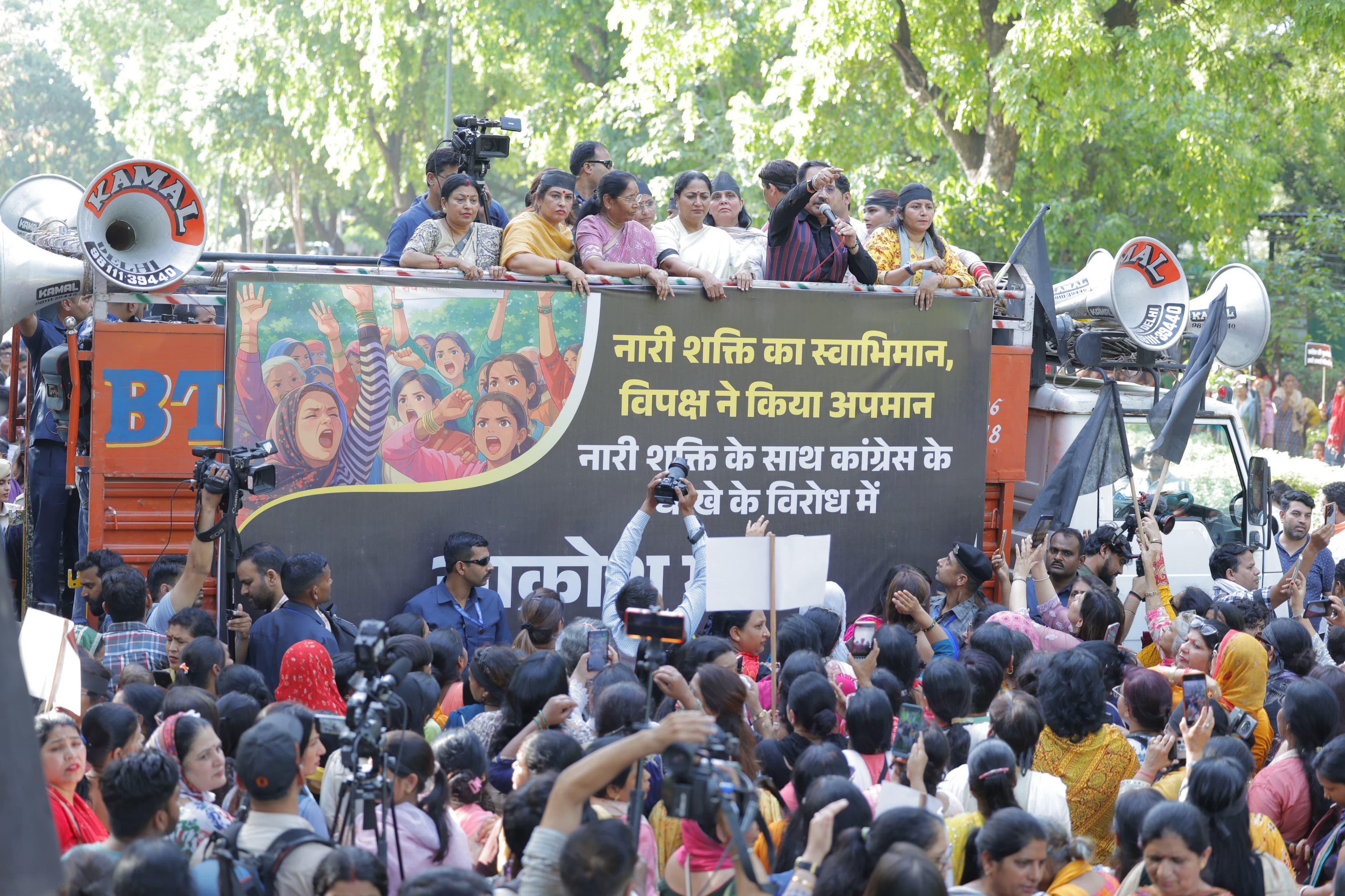 बाजुओं पर काली पट्टी बांधकर दिल्ली की सड़कों पर उतरी सीएम रेखा गुप्ता व अन्य बीजेपी नेता व कार्यकर्ता.