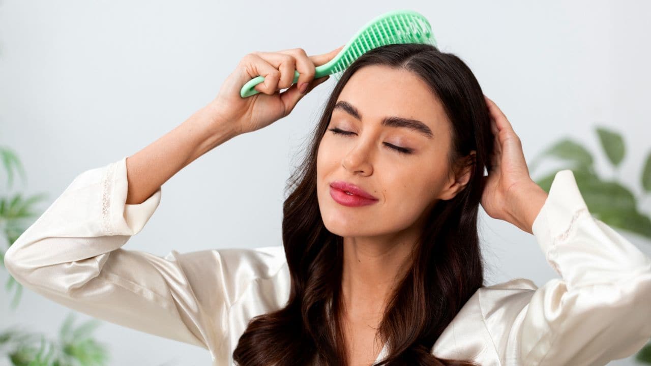 Hair Fall ने कर दिया है परेशान? ये Shampoo देंगे आराम, खुजली-ड्रैंडफ से मिलेगा छुटकारा