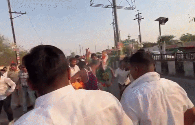 कांग्रेस प्रदर्शन में दो पुलिसकर्मी झुलसने का मामला, कांग्रेसियों पर हुई FIR; प्रदेशाध्यक्ष बैज ने सरकार को घेरा