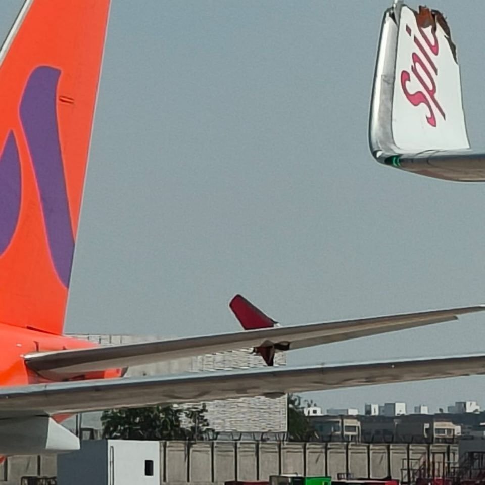 दिल्ली एयरपोर्ट पर अकासा एयर और स्पाइसजेट के विमान आपस में टकराए, विंग हुआ टेढ़ा