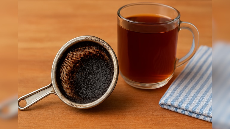 Kitchen Tips: काली और जाम हो गई है चाय-आटे की छलनी? इन आसान ट्रिक्स से मिनटों में हो जाएगी बिल्कुल साफ