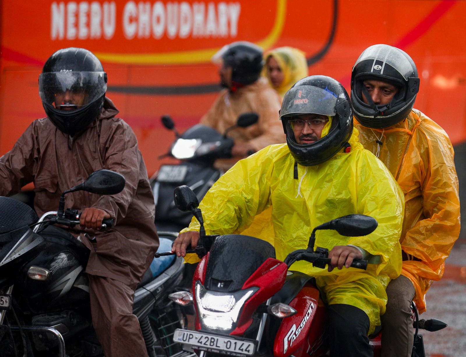 अप्रैल में 3 साल का सबसे ठंडा दिन, 6 डिग्री तक गिरा टेंपरेचर, दिल्ली NCR में अभी कितने दिन बारिश