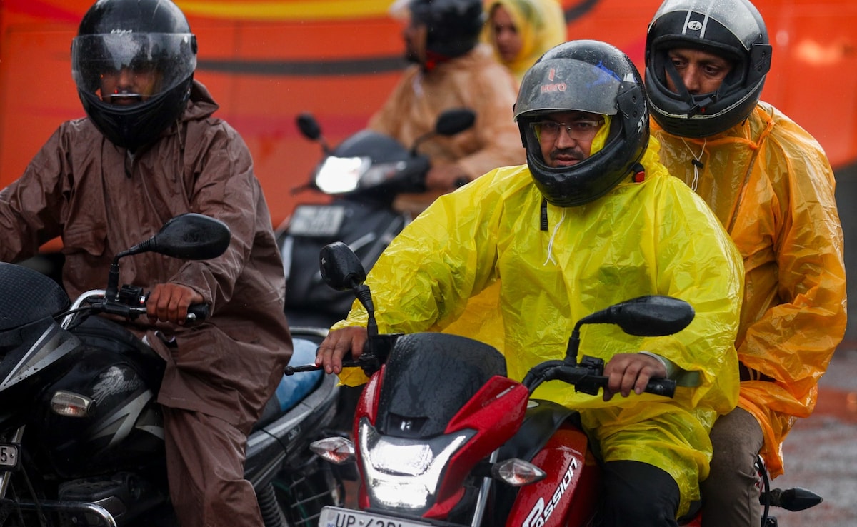 अप्रैल में 3 साल का सबसे ठंडा दिन, 6 डिग्री तक गिरा टेंपरेचर, दिल्ली NCR में अभी कितने दिन बारिश