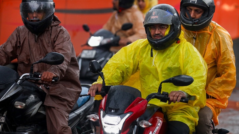 अप्रैल में 3 साल का सबसे ठंडा दिन, 6 डिग्री तक गिरा टेंपरेचर, दिल्ली NCR में अभी कितने दिन बारिश