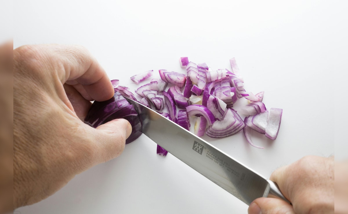 बिना आंसू आए अब काटें प्याज, ये है एक सीक्रेट तरीका जो किचन का काम बना देगा आसान