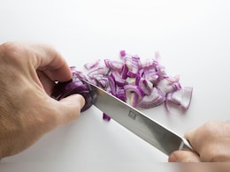 बिना आंसू आए अब काटें प्याज, ये है एक सीक्रेट तरीका जो किचन का काम बना देगा आसान