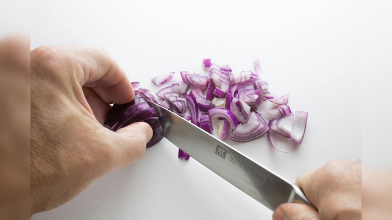 बिना आंसू आए अब काटें प्याज, ये है एक सीक्रेट तरीका जो किचन का काम बना देगा आसान