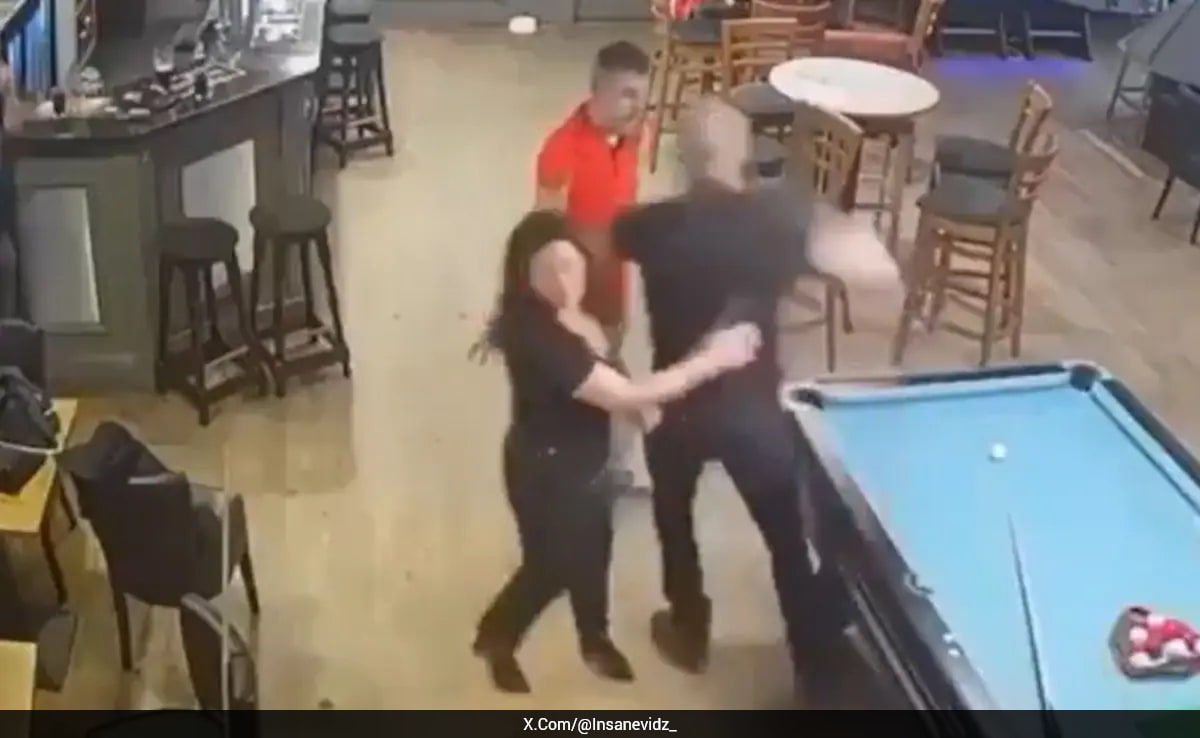 VIDEO: पत्नी से बदतमीजी देख खौल उठा पति का खून, सरेआम मनचले को जड़ा ऐसा मुक्का...दो पल में चटा दी धूल