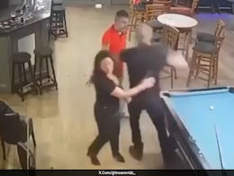 VIDEO: पत्नी से बदतमीजी देख खौल उठा पति का खून, सरेआम मनचले को जड़ा ऐसा मुक्का...दो पल में चटा दी धूल