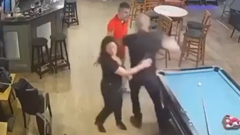 VIDEO: पत्नी से बदतमीजी देख खौल उठा पति का खून, सरेआम मनचले को जड़ा ऐसा मुक्का...दो पल में चटा दी धूल