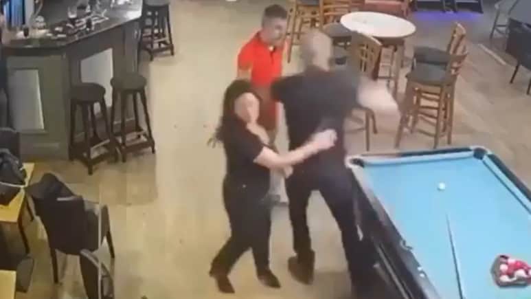 VIDEO: पत्नी से बदतमीजी देख खौल उठा पति का खून, सरेआम मनचले को जड़ा ऐसा मुक्का...दो पल में चटा दी धूल