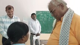 डरो मत बेटा, लिखो... शिक्षा मंत्री ने 8वीं की छात्रा से लिखवाई 'FIVE' की स्पेलिंग, हैरान कर देगी वायरल वीडियो