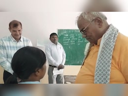 डरो मत बेटा, लिखो... शिक्षा मंत्री ने 8वीं की छात्रा से लिखवाई 'FIVE' की स्पेलिंग, हैरान कर देगी वायरल वीडियो