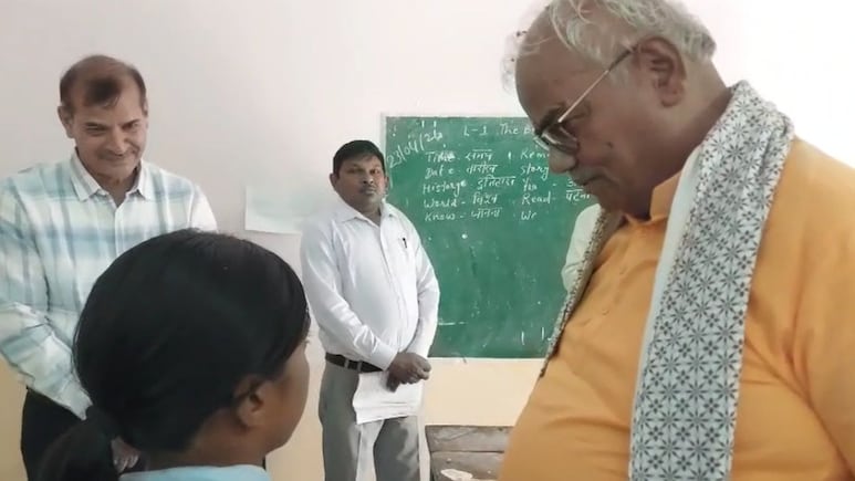 डरो मत बेटा, लिखो... शिक्षा मंत्री ने 8वीं की छात्रा से लिखवाई 'FIVE' की स्पेलिंग, हैरान कर देगी वायरल वीडियो