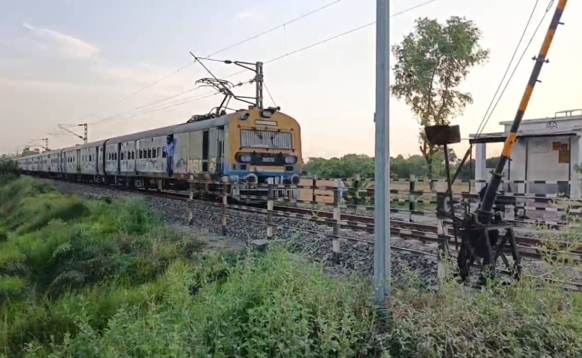 बिना गेटमैन रेलवे फाटक, उतरकर लोको पायलट ने लगाया STOP का बोर्ड, फिर आगे बढ़ाया ट्रेन