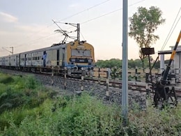 बिना गेटमैन रेलवे फाटक, उतरकर लोको पायलट ने लगाया STOP का बोर्ड, फिर आगे बढ़ाया ट्रेन