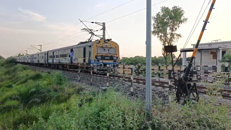 बिना गेटमैन रेलवे फाटक, उतरकर लोको पायलट ने लगाया STOP का बोर्ड, फिर आगे बढ़ाया ट्रेन