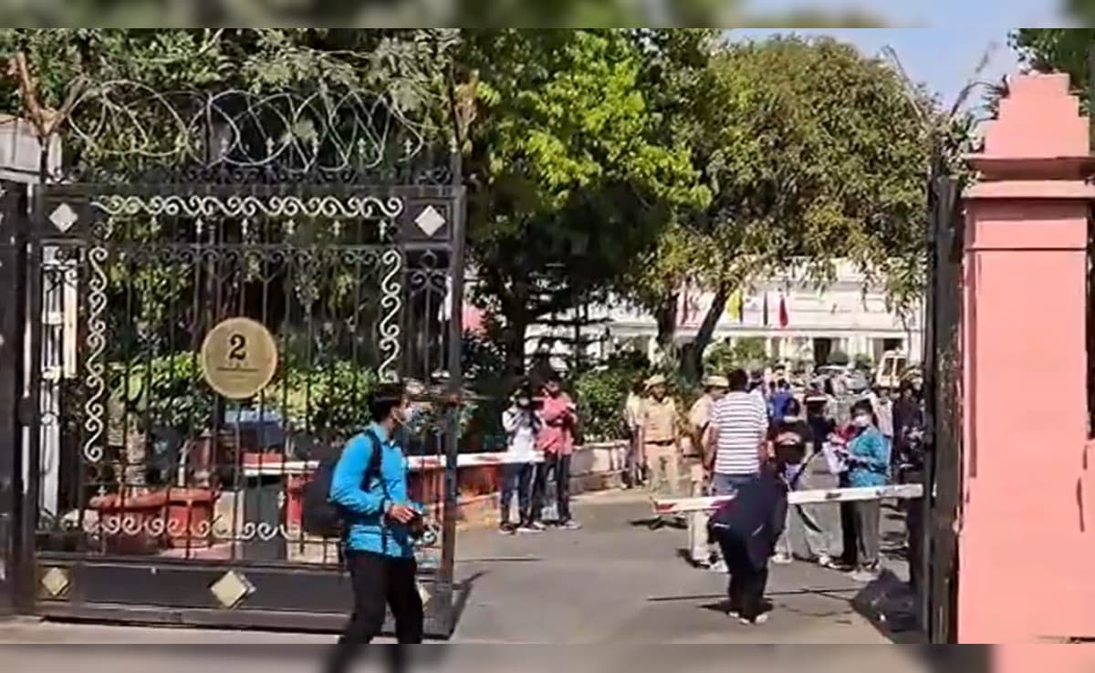 बैरियर तोड़ दिल्ली विधानसभा परिसर में घुसी कार, स्पीकर की गाड़ी पर स्याही फेंक आरोपी फरार