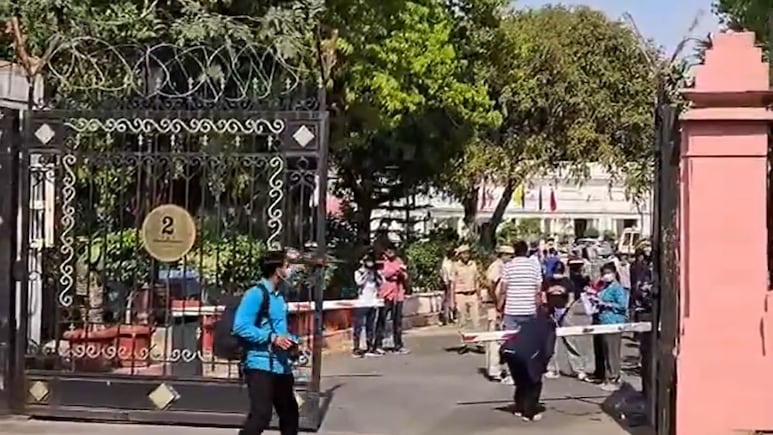 दिल्ली विधानसभा परिसर में गाड़ी लेकर घुसने वाला आरोपी गिरफ्तार, पुलिस ने गाड़ी भी जब्त की