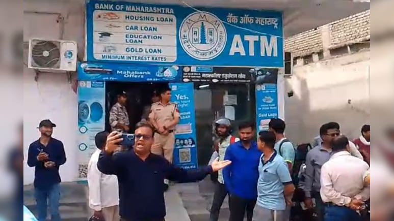 फिल्मी अंदाज में डकैती! दिनदहाड़े बैंक में घुसे 5 नकाबपोश, प्रत्यक्षदर्शी बोले- 15 मिनट में 35 लाख ले उड़े&nbsp;