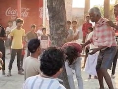 बोलेरो चोरी के आरोप में 2 युवकों को 'तालिबानी सजा', पेड़ से बांधकर पीटा; पुलिस भी दिखी बेबस