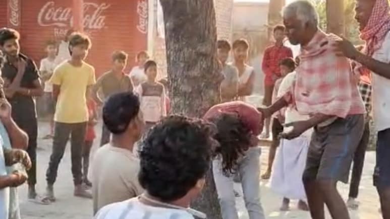 बोलेरो चोरी के आरोप में 2 युवकों को 'तालिबानी सजा', पेड़ से बांधकर पीटा; पुलिस भी दिखी बेबस