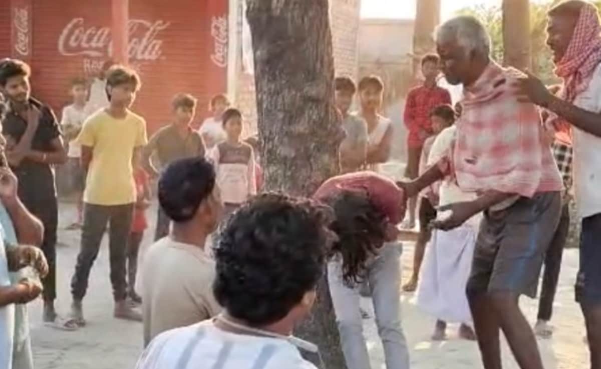 बोलेरो चोरी के आरोप में 2 युवकों को 'तालिबानी सजा', पेड़ से बांधकर पीटा; पुलिस भी दिखी बेबस