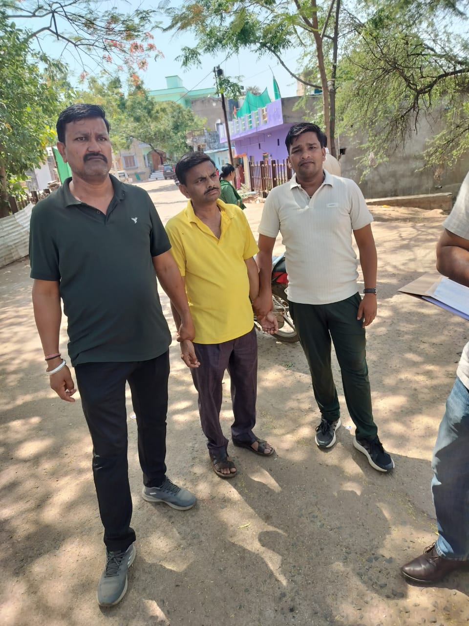 Shivpuri bribery case: लोकायुक्त पुलिस की गिरफ्त में आरोपी बाबू.