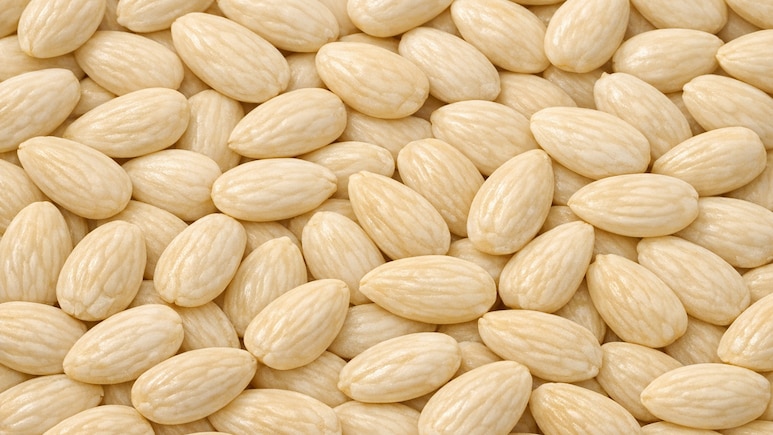 क्या आपने कभी उबले बादाम खाए हैं? जानिए ब्लैंच्ड बादाम के फायदे और बनाने का तरीका
