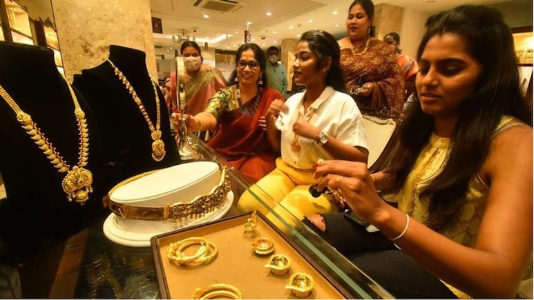 Gold Rates & Silver Rates Today: लो जी दौड़ गया सोना-चांदी, गोल्ड 4 हजार तो सिल्वर इतनी हो गई महंगी