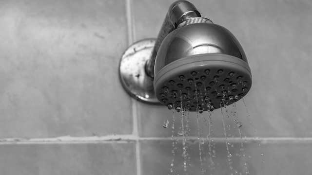 Cold shower after heat exposure can send a temperature shock to the system