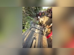 हादसों से कोई सबक नहीं! गुरुग्राम में खुले गड्डे में गिरी कार, बाल-बाल बची महिला प्रोफेसर की जान