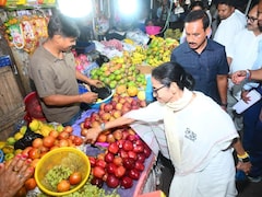 पीएम मोदी ने खाई झालमुरी, अब सब्‍जी खरीदने पहुंच गईं ममता बनर्जी, बंगाल चुनाव के गजब रंग