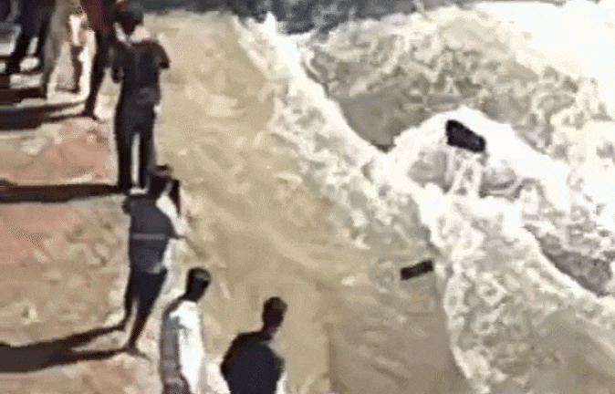 Video: मुंबई के बांद्रा वेस्ट में मेन पाइपलाइन फटने से सड़कों पर आया सैलाब, लाखों लीटर पानी बर्बाद