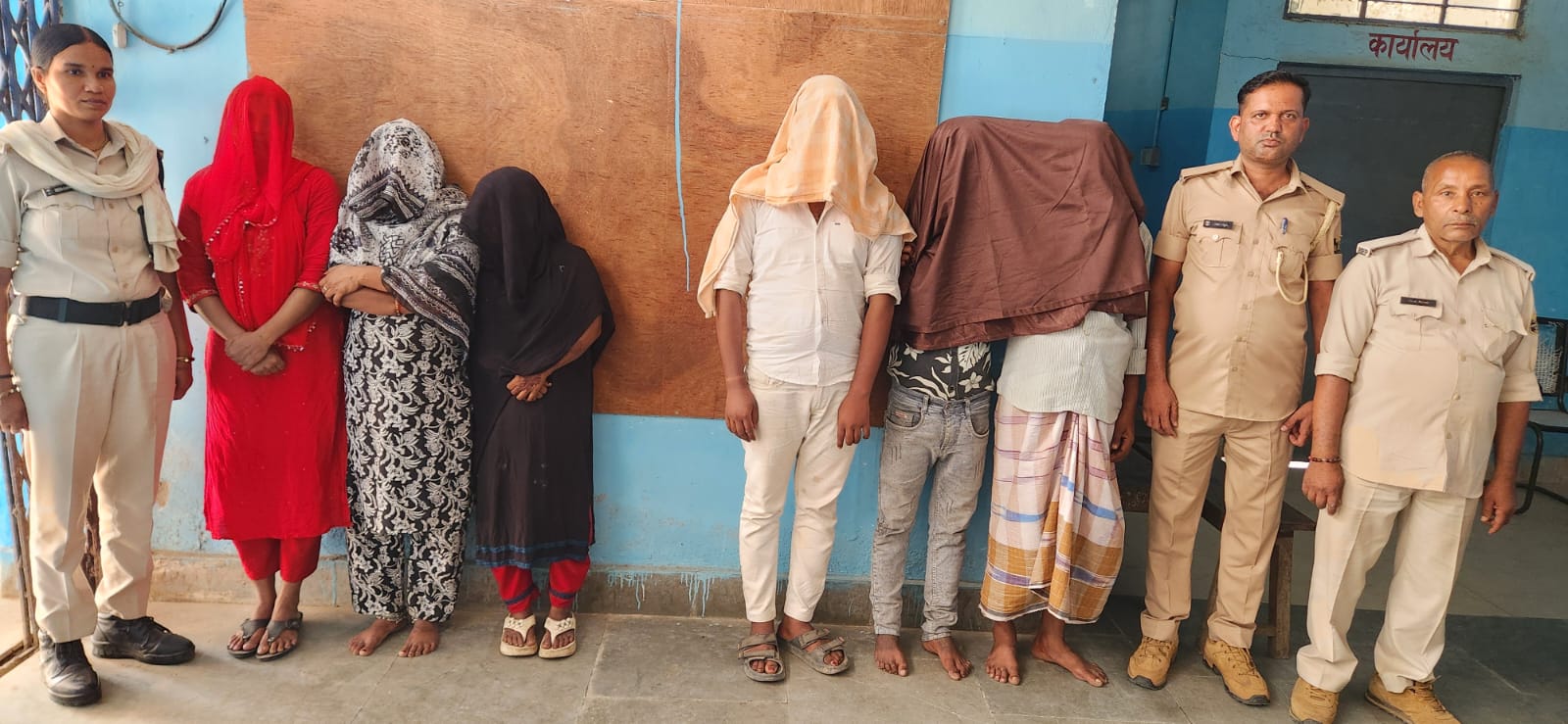 बिहार में फिल्मी स्टाइल से देह व्यापार का भांडाफोड़, पुलिस बनी ग्राहक...11 आरोपियों को दबोचा