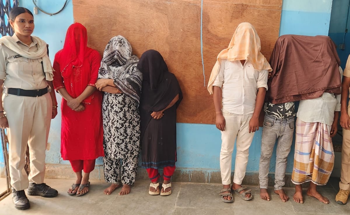 बिहार में फिल्मी स्टाइल से देह व्यापार का भांडाफोड़, पुलिस बनी ग्राहक...11 आरोपियों को दबोचा