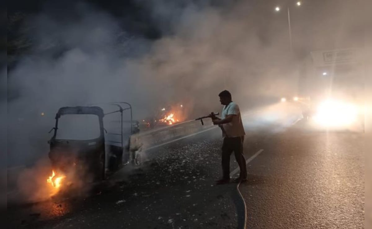 गुरुग्राम: राजीव चौक के पास चलते CNG ऑटो में लगी आग! जिंदा जला ड्राइवर, जांच में जुटी पुलिस