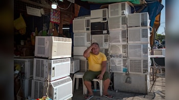 Southeast Asia Office Workers Swelter in Energy-Saving Drive, Heat Wave