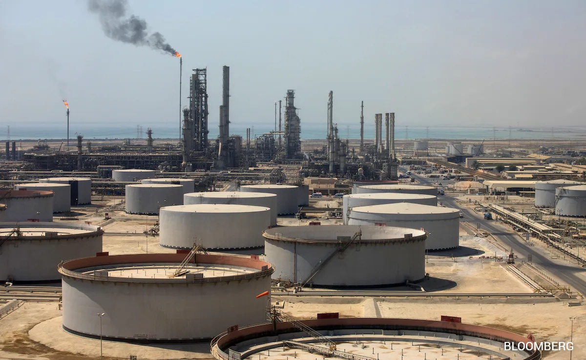 Saudi Oil Output Capacity, Pipeline Flows Cut in Supply Risk