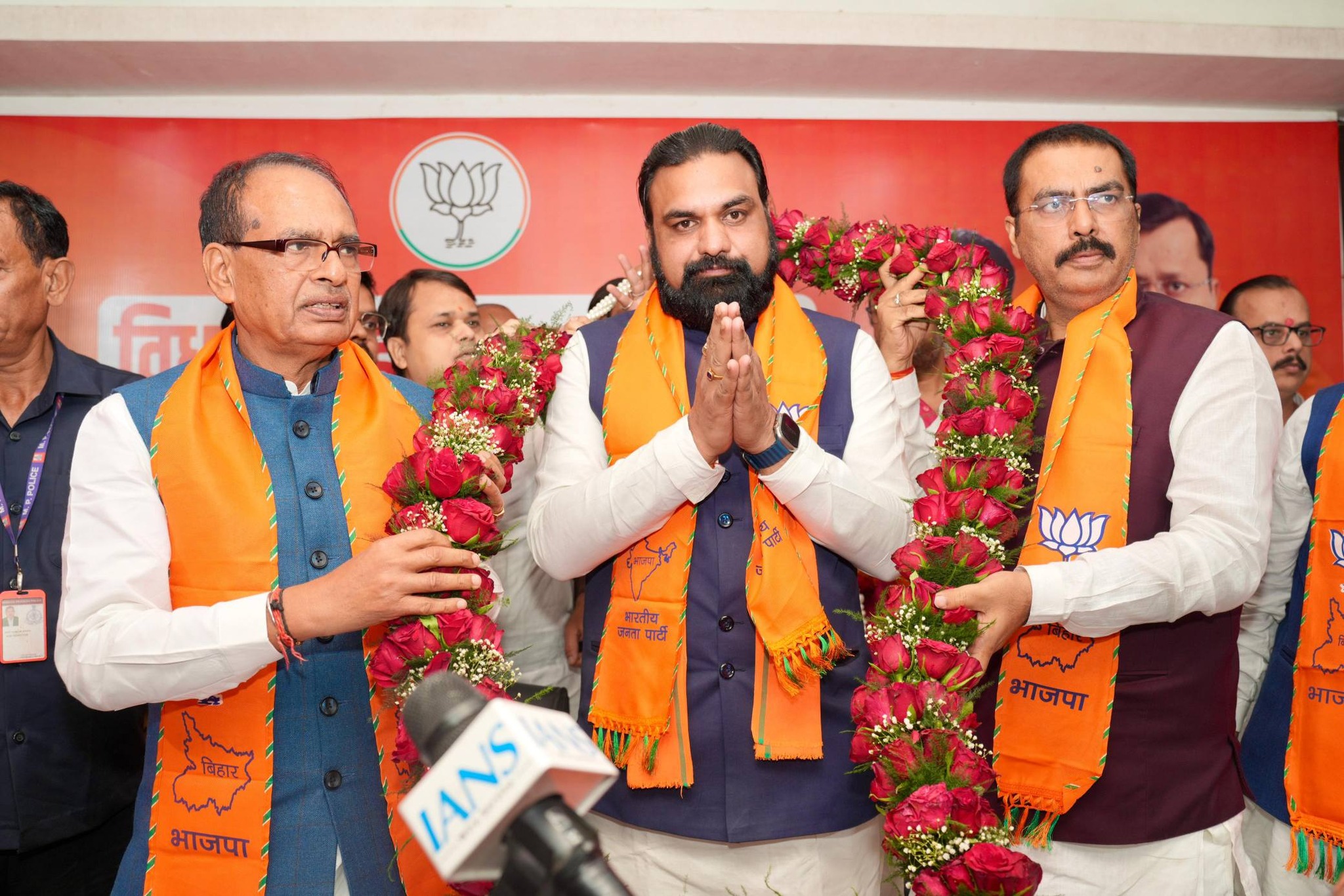 राज्यपाल से मिले सम्राट चौधरी, पेश किया सरकार बनाने का दावा, कल लेंगे CM पद की शपथ