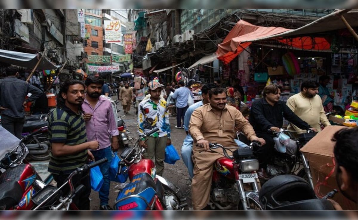 गरीब पाकिस्तान का अजीब जुगाड़... दुकान खुलने का समय बदलकर बचाएगा बिजली! मंत्री ने की वकालत
