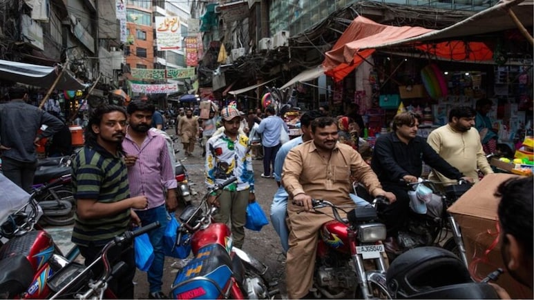 गरीब पाकिस्तान का अजीब जुगाड़... दुकान खुलने का समय बदलकर बचाएगा बिजली! मंत्री ने की वकालत