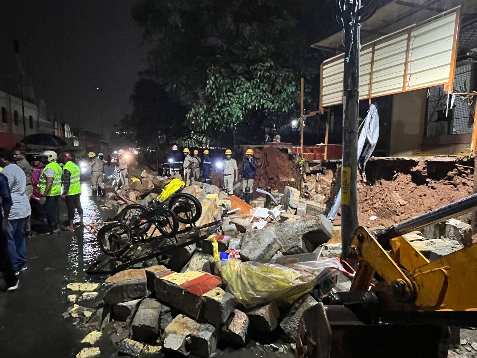 bangalore wall collapse Seven dead bowring hospital cm siddaramaiah