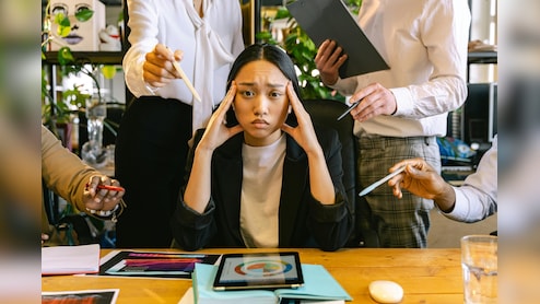 गजब बेइज्जती है! पहले नौकरी से निकाला, फिर वापस बुलाकर 'नए नवेले' रिप्लेसमेंट को ट्रेनिंग दिलवाई